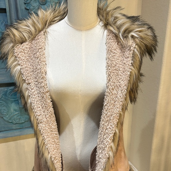 Faux Fur Trimmed Tan Vest - Picture 7 of 16